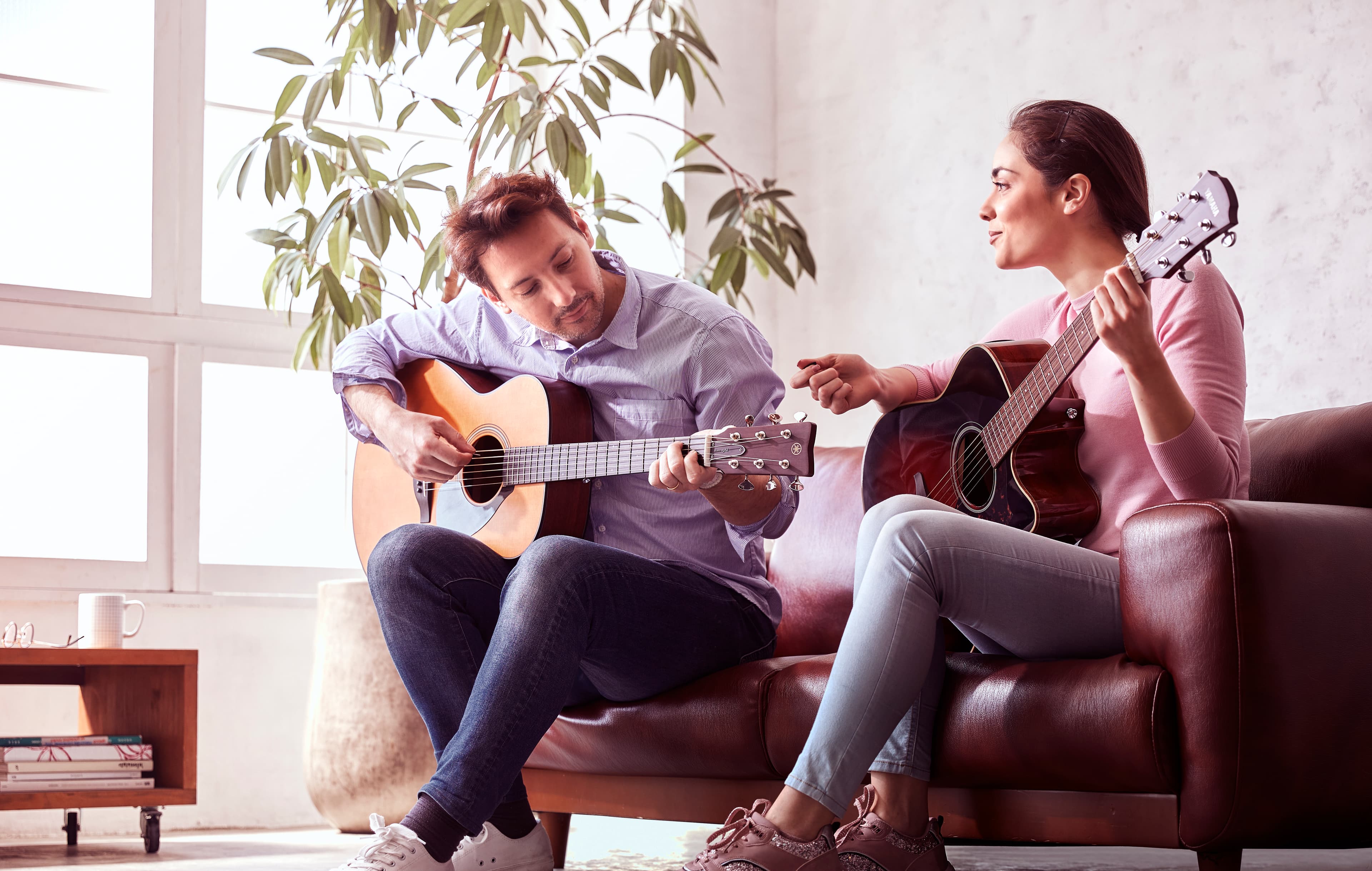 Guitarra acústica y eléctrica